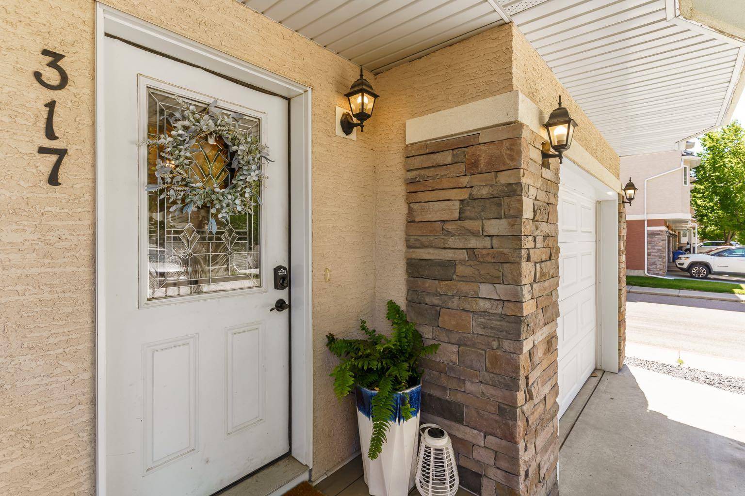 Strathmore, AB T1P 0B1,317 Strathcona CIR