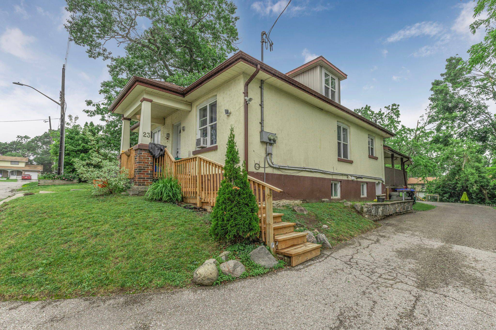 Barrie, ON L4M 3E3,23 Lount ST