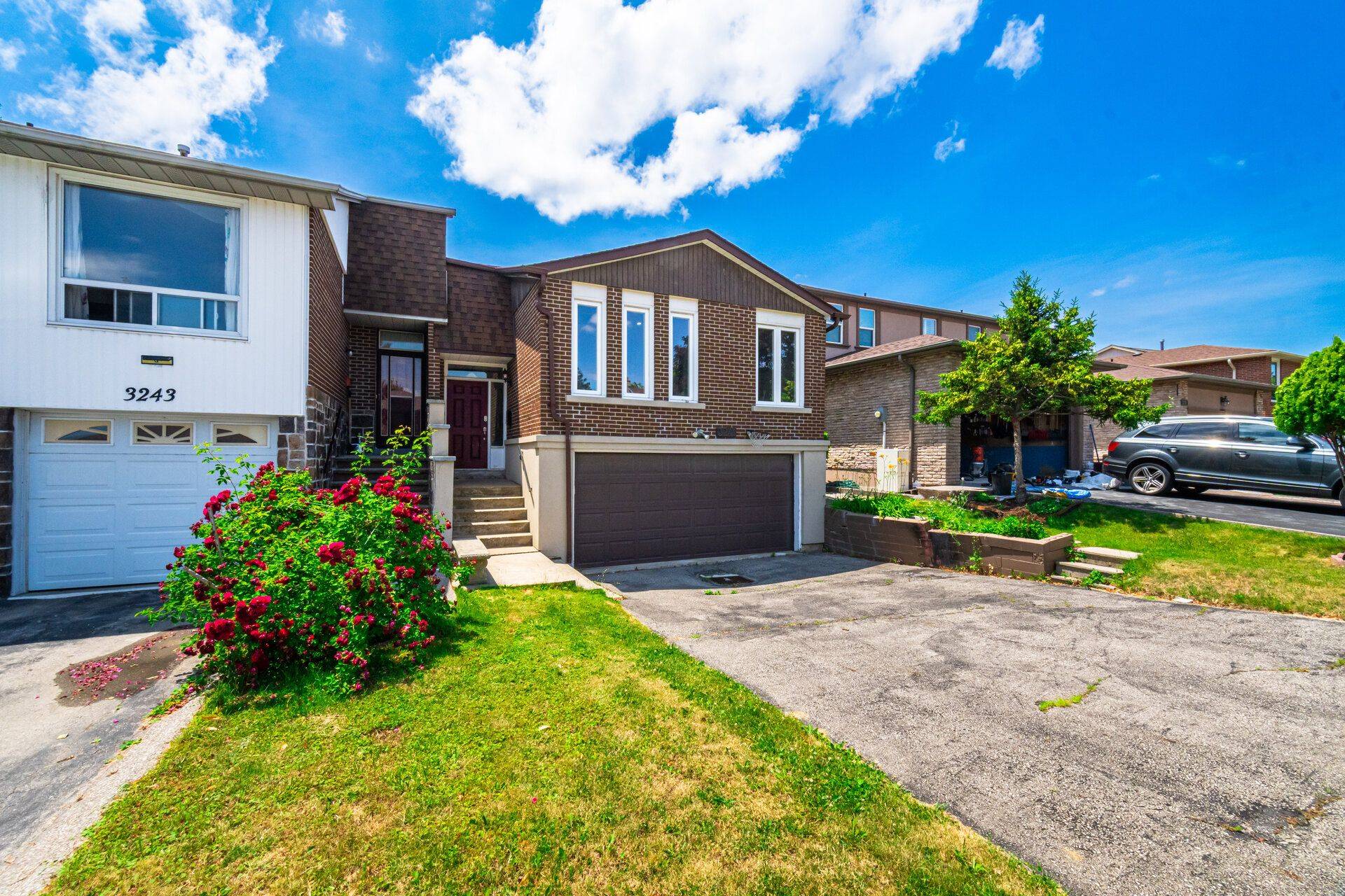 Mississauga, ON L4Y 3Z4,3241 Mccarthy CT