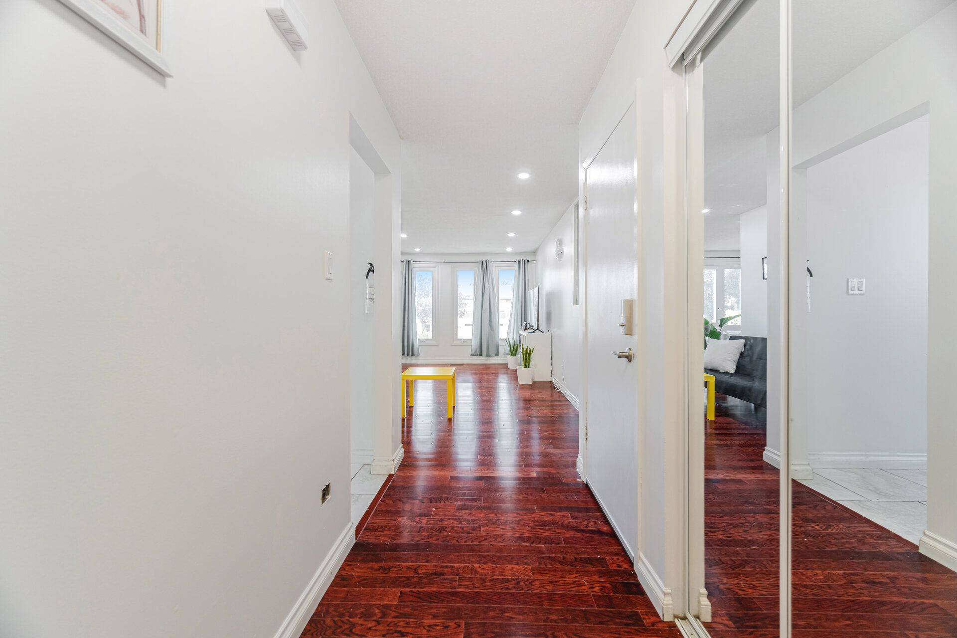 Mississauga, ON L4Y 3Z4,3241 Mccarthy CT