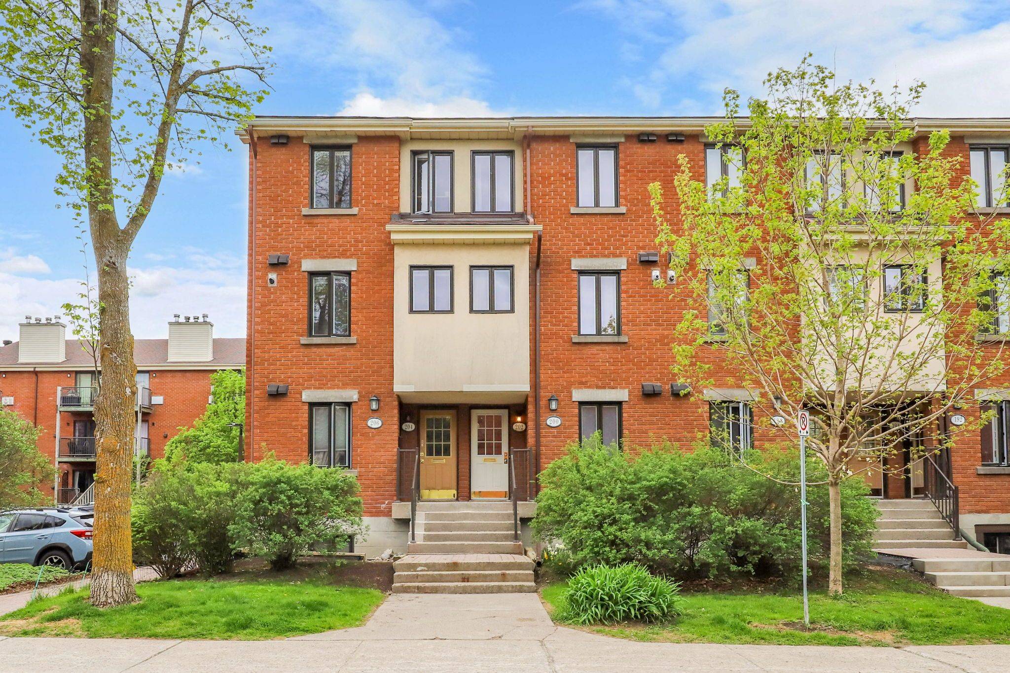 202 Alvin RD S, Manor Park - Cardinal Glen And Area, ON K1K 2V1