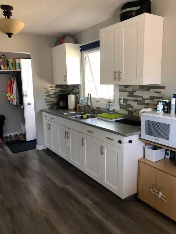 Lethbridge, AB T1K 3H1,1803 Lakeside RD S