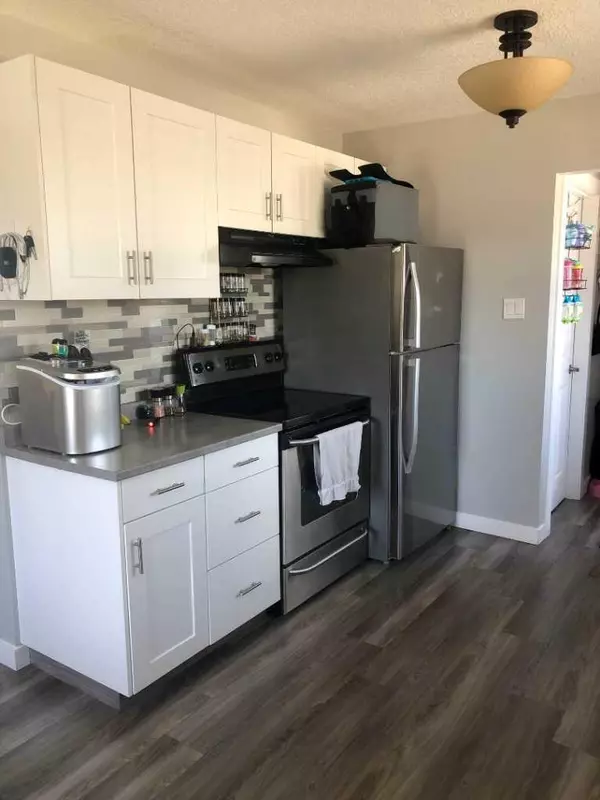 Lethbridge, AB T1K 3H1,1803 Lakeside RD S