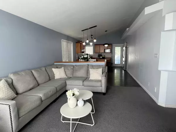 Lethbridge, AB T1J 4A4,328 Grizzly CRES N