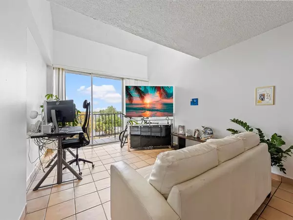 310 Fontainebleau Blvd #502, Miami, FL 33172