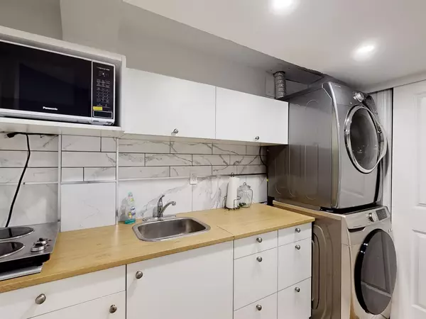 Richmond Hill, ON L4B 4C9,81 Northern Heights DR #5A