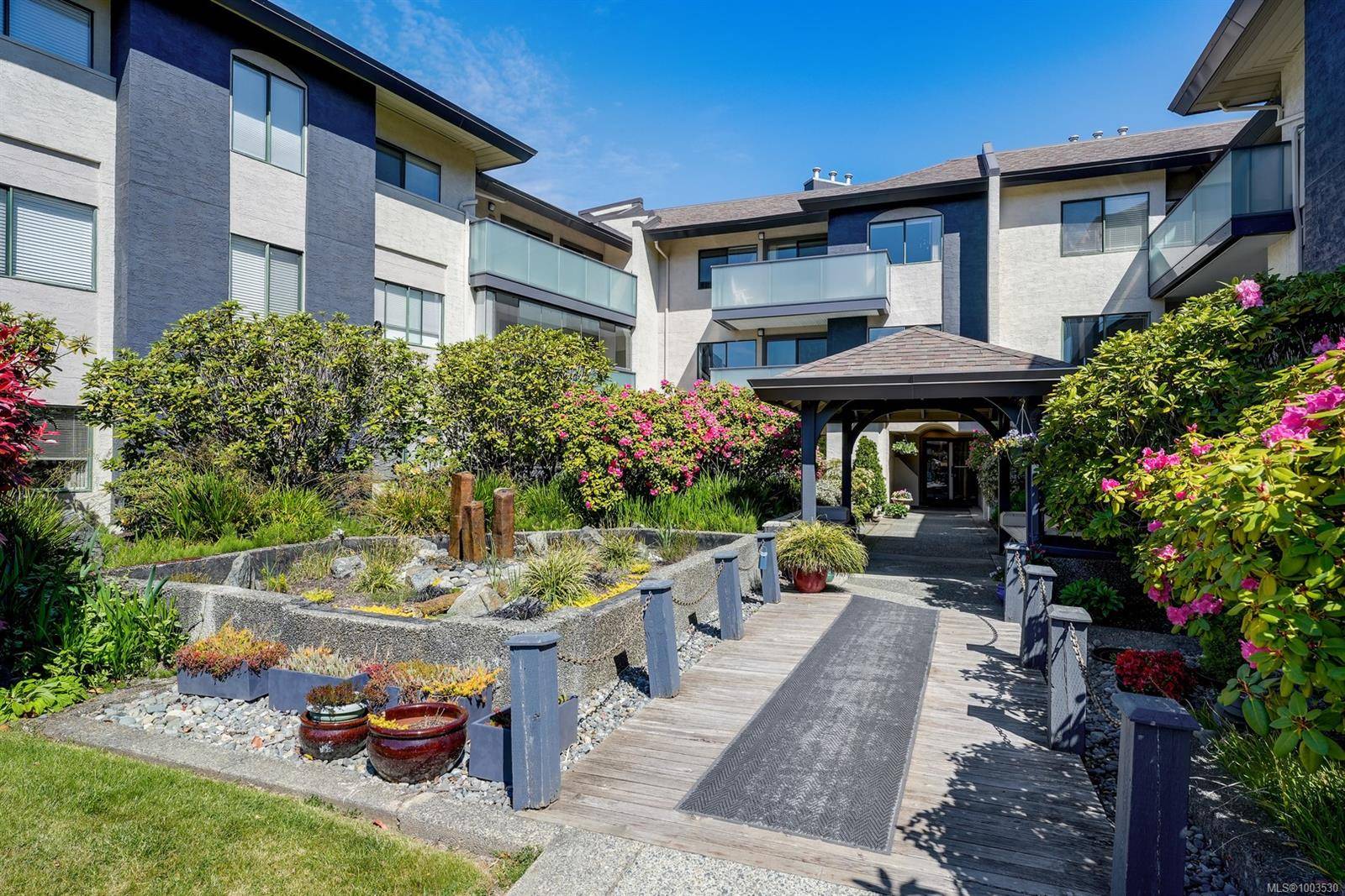 Saanich, BC V8P 4H8,3900 Shelbourne St #206