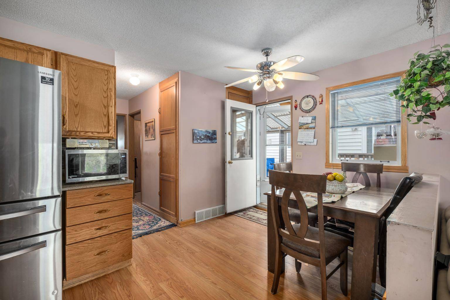 Calgary, AB T2B3B9,272 Erin Woods DR Southeast