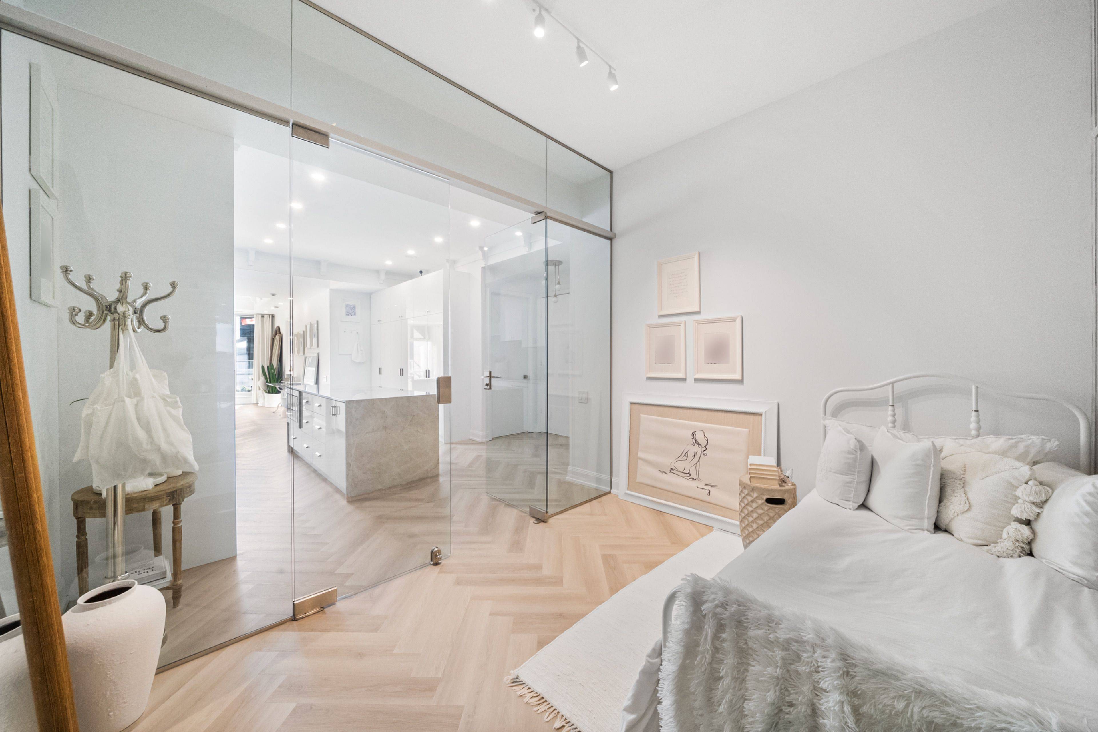 Toronto C10, ON M4S 3H7,2181 Yonge ST #409