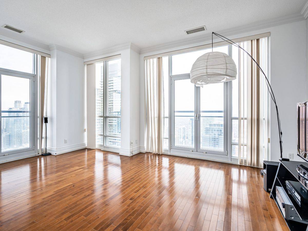 Toronto C01, ON M5G 2R3,763 Bay ST #PH02