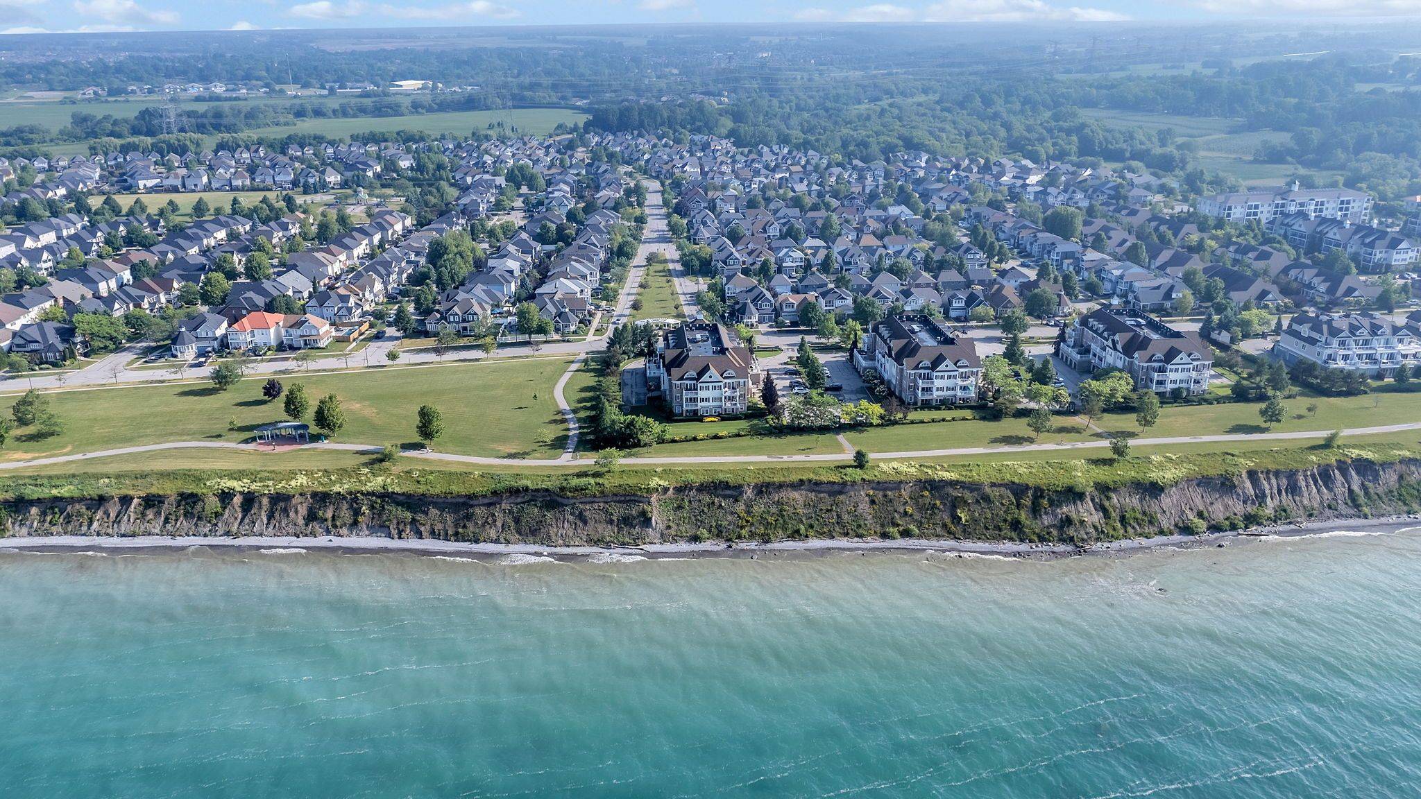 Clarington, ON L1B 0A5,395 Lakebreeze DR #301