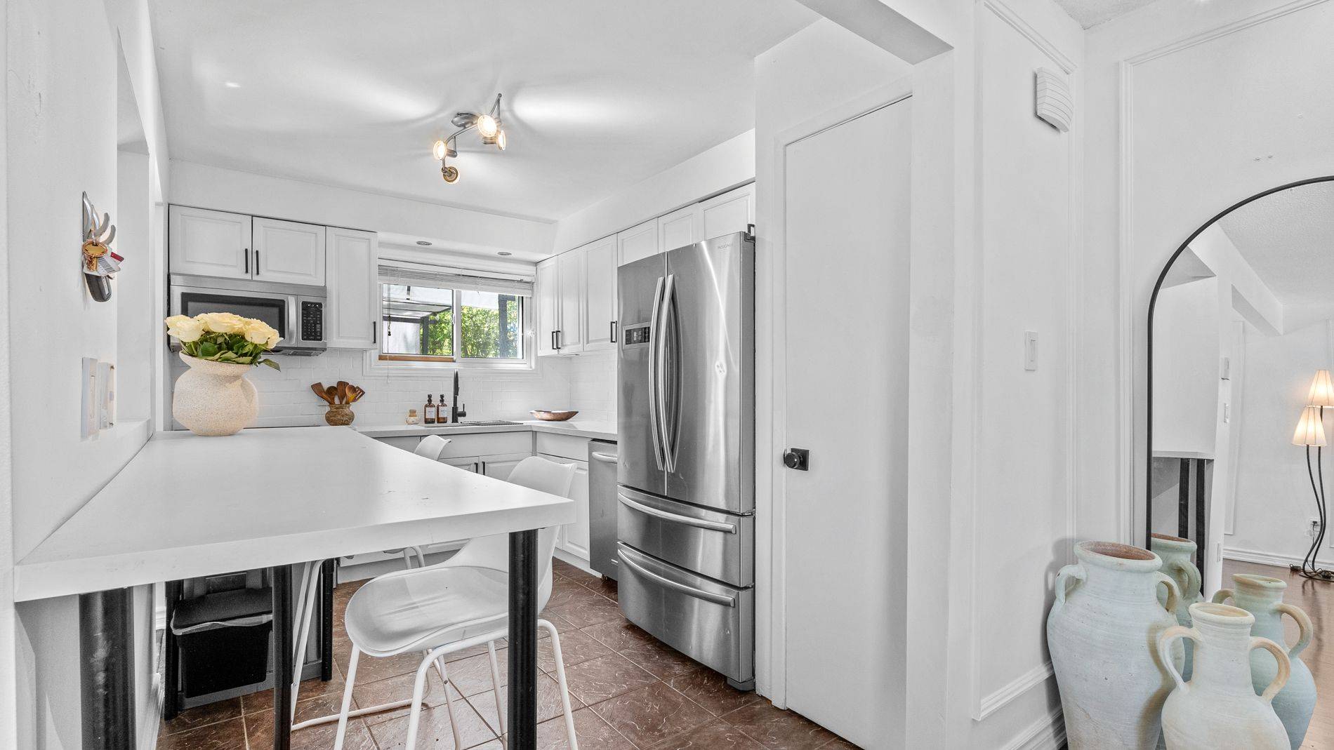 Oshawa, ON L1J 2L4,909 King ST W #6
