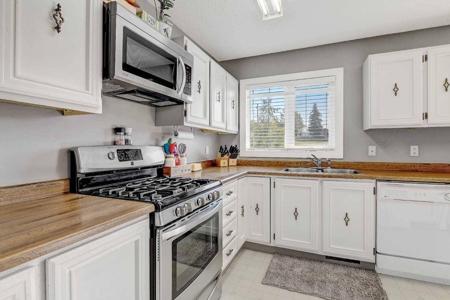 Beaverlodge, AB T0H 0C0,702 Cedar Crescent