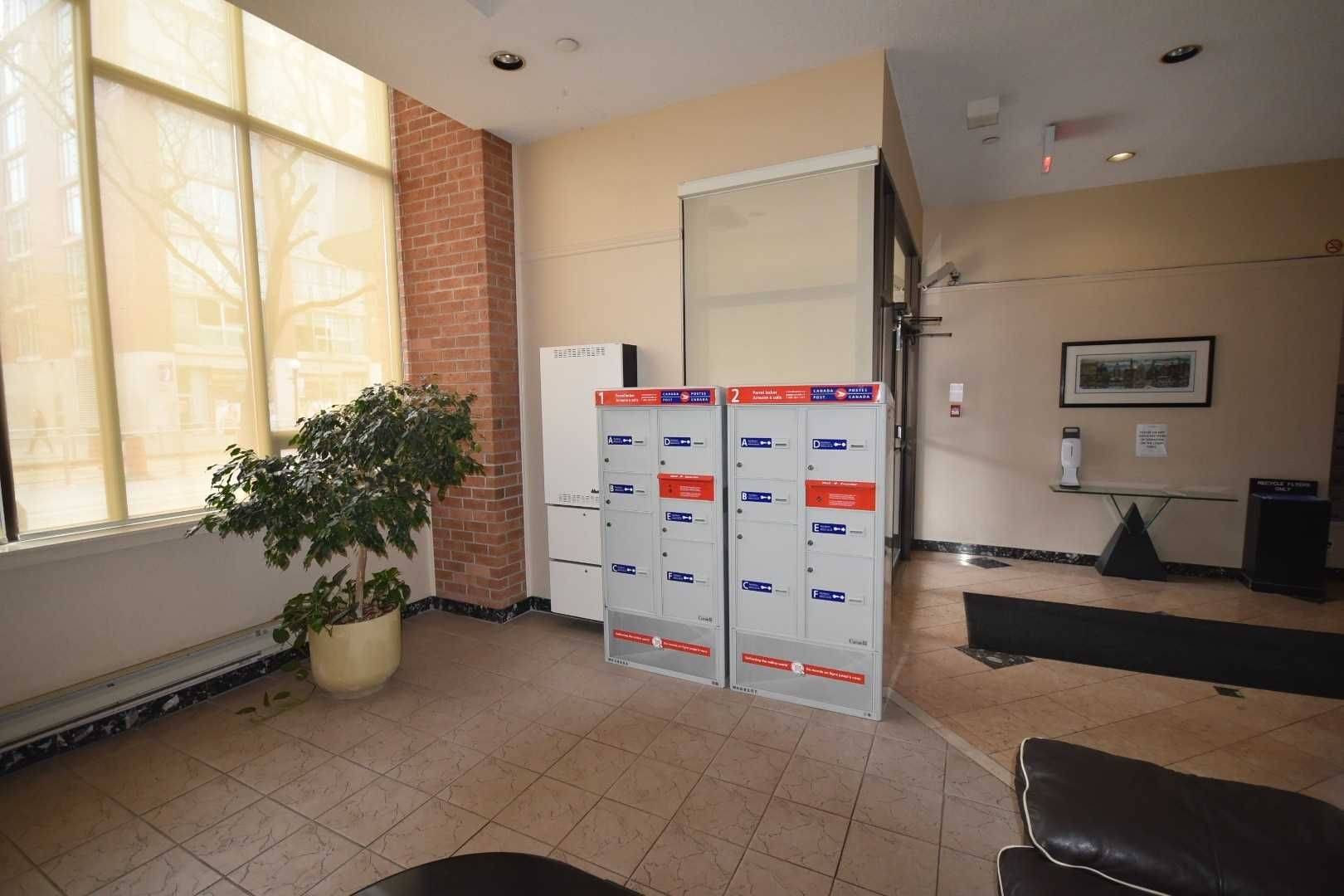 Toronto C01, ON M6G 4A3,456 College ST #206
