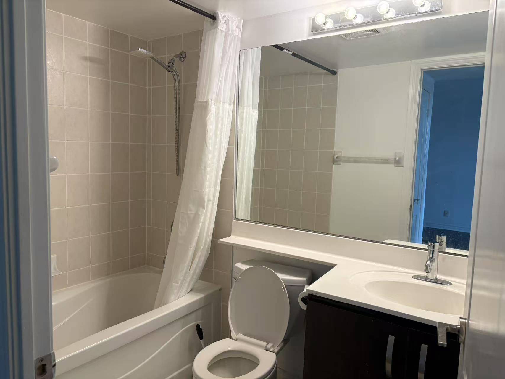 Toronto E09, ON M1P 4Y7,70 Town Centre CT #2405