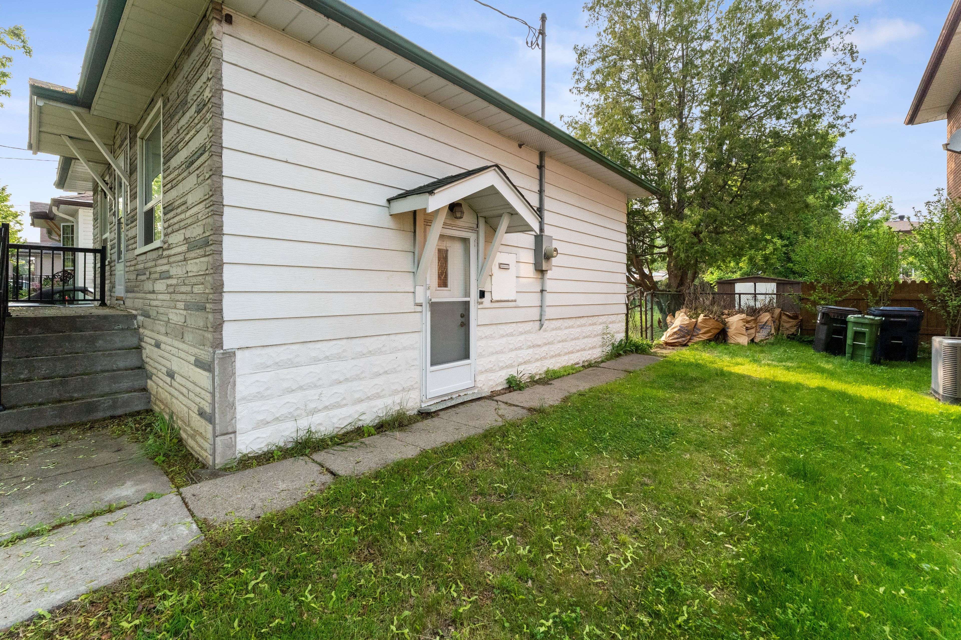 Toronto W06, ON M8W 1S4,62 Elder AVE