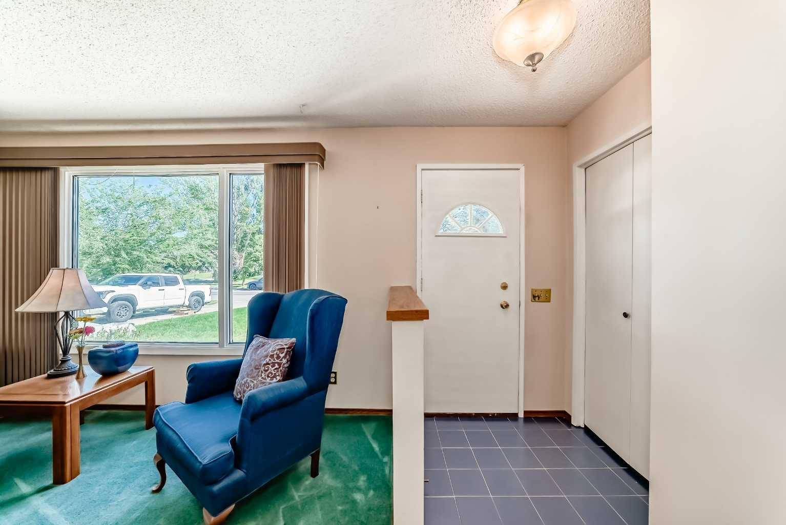 Calgary, AB T2J 4E1,237 Queensland PL Southeast