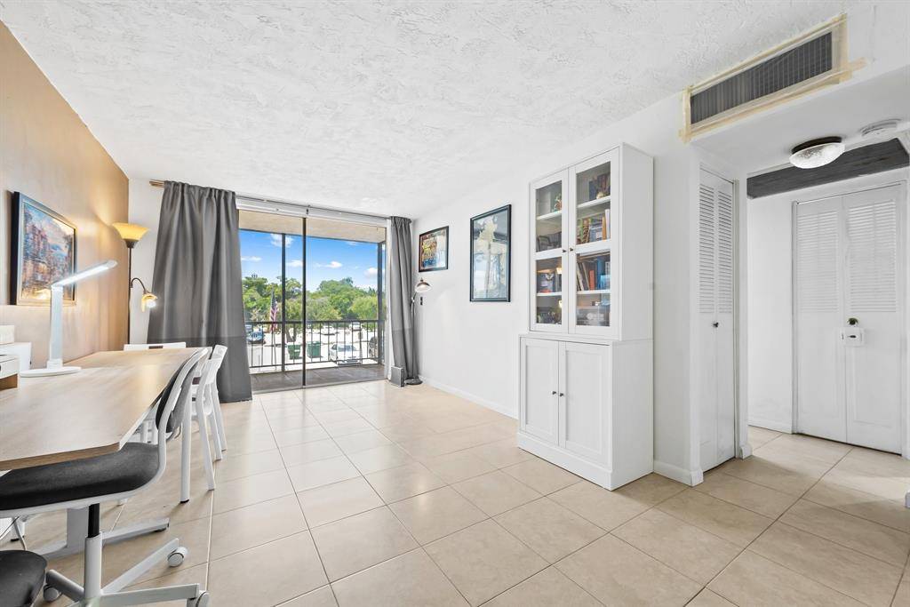 Plantation, FL 33313,7100 NW 17th St #218