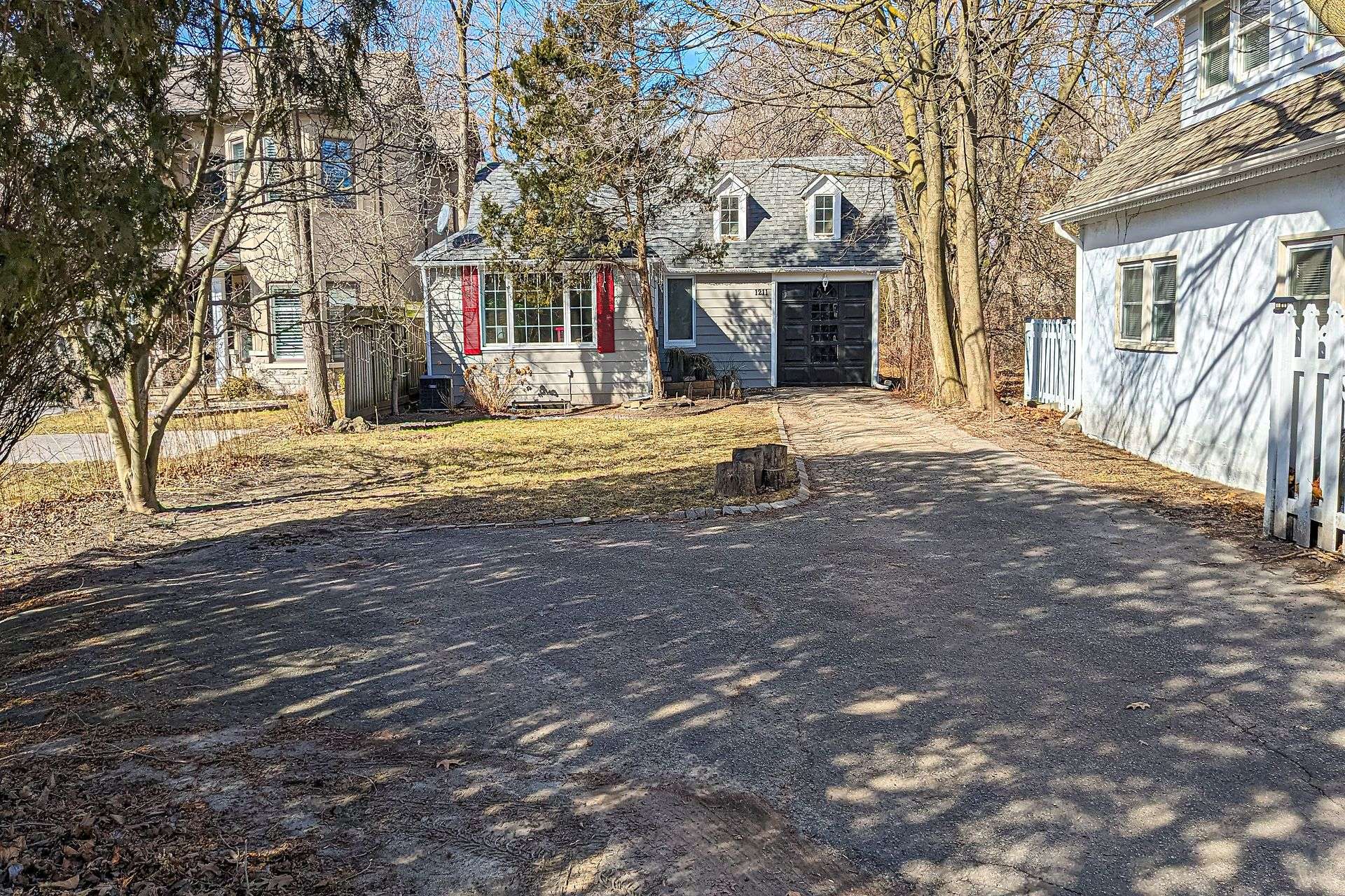 Mississauga, ON L5H 3A7,1211 Lorne Park RD