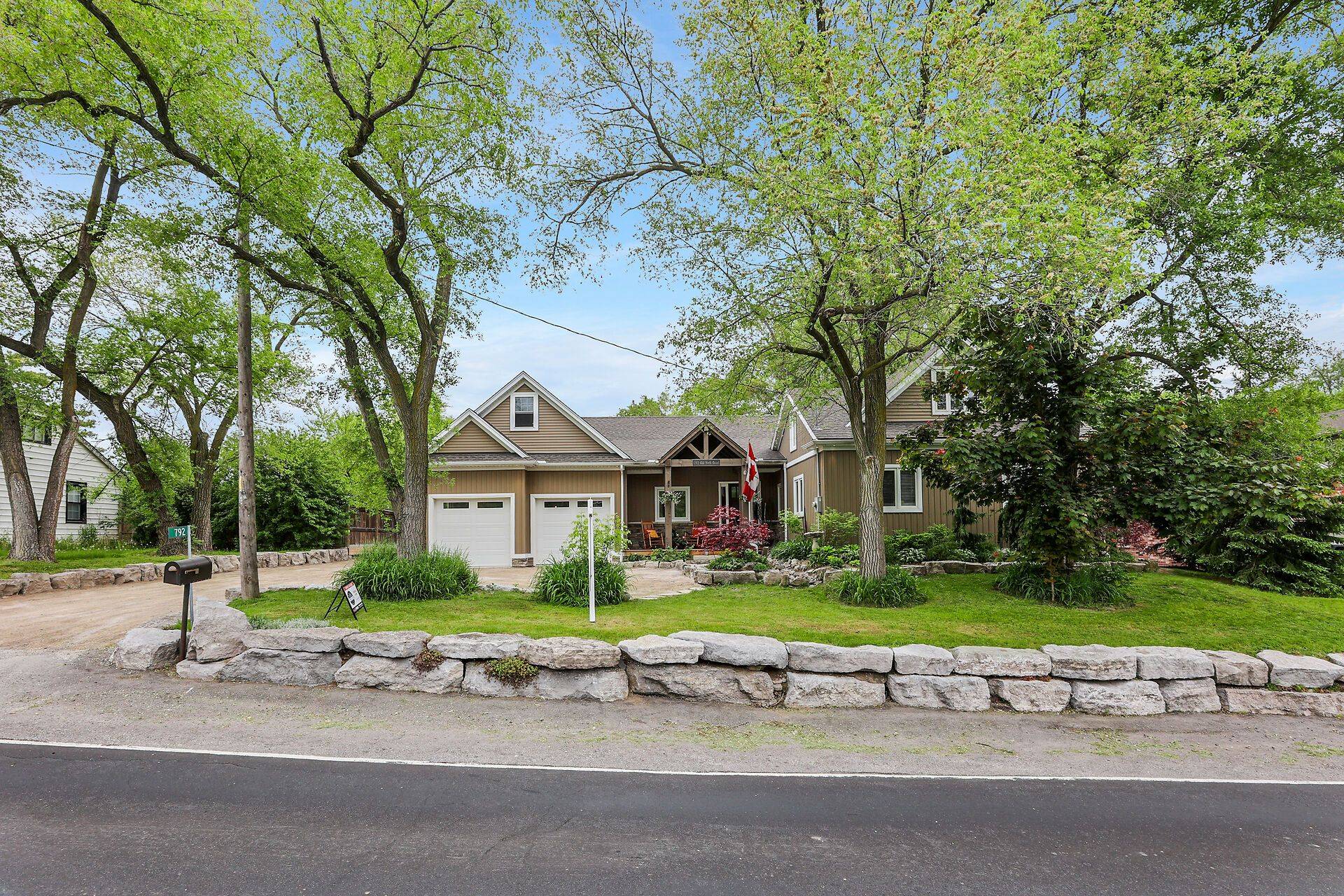 Burlington, ON L7P 4X9,792 Old York RD