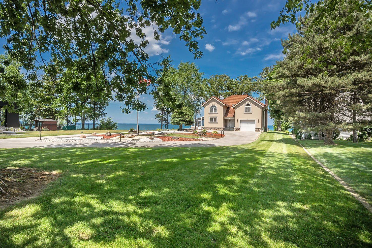 11 Winona Park RD, Hamilton, ON L8E 5E9