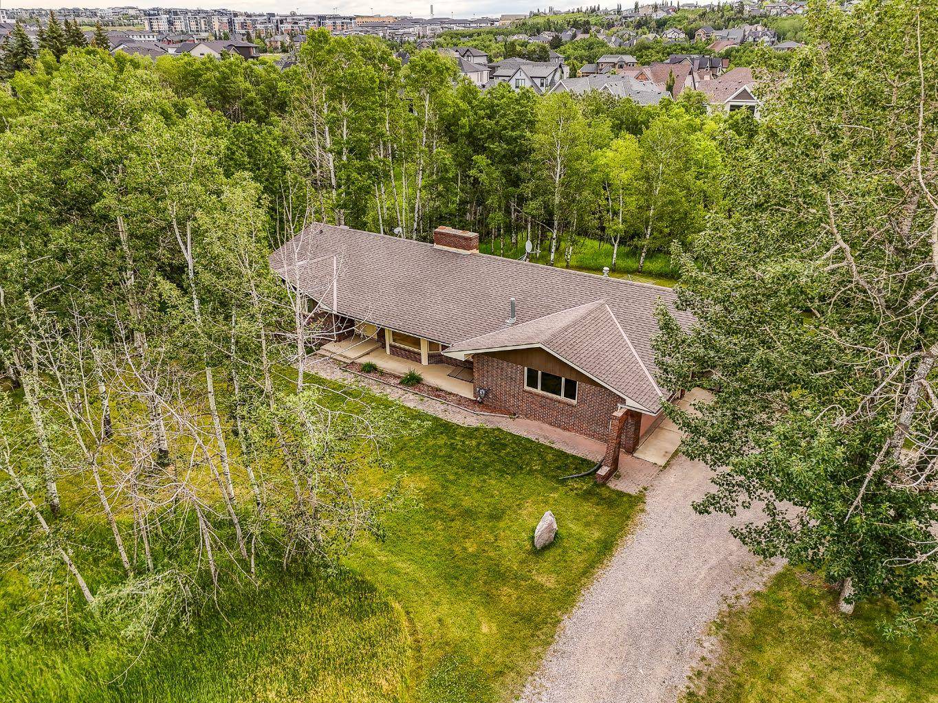2758 85 ST Southwest, Calgary, AB T3H 4C4