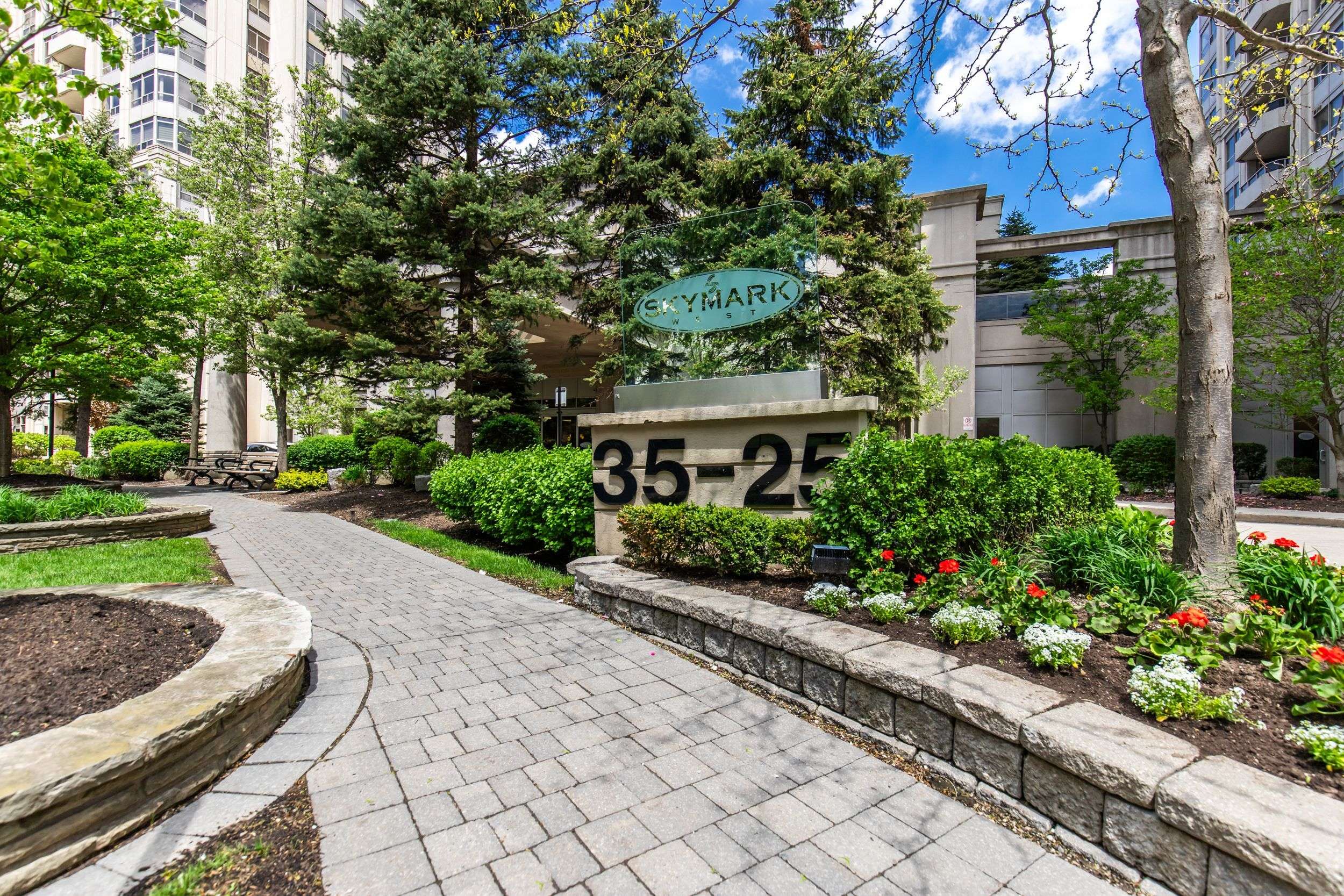 Mississauga, ON L5R 4B1,25 Kingsbridge Garden CIR #418