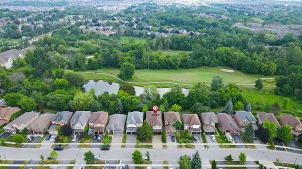 446 Silken Laumann DR, Newmarket, ON L3X 2H9