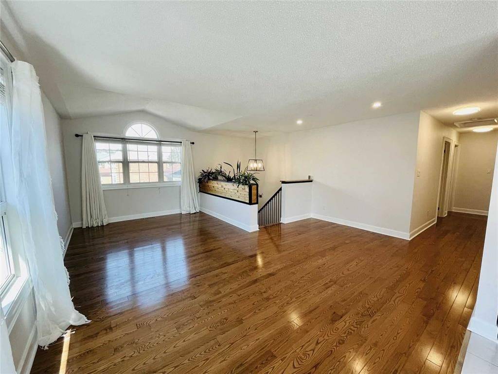 Oshawa, ON L1K 2C9,835 Grandview ST N #Upper