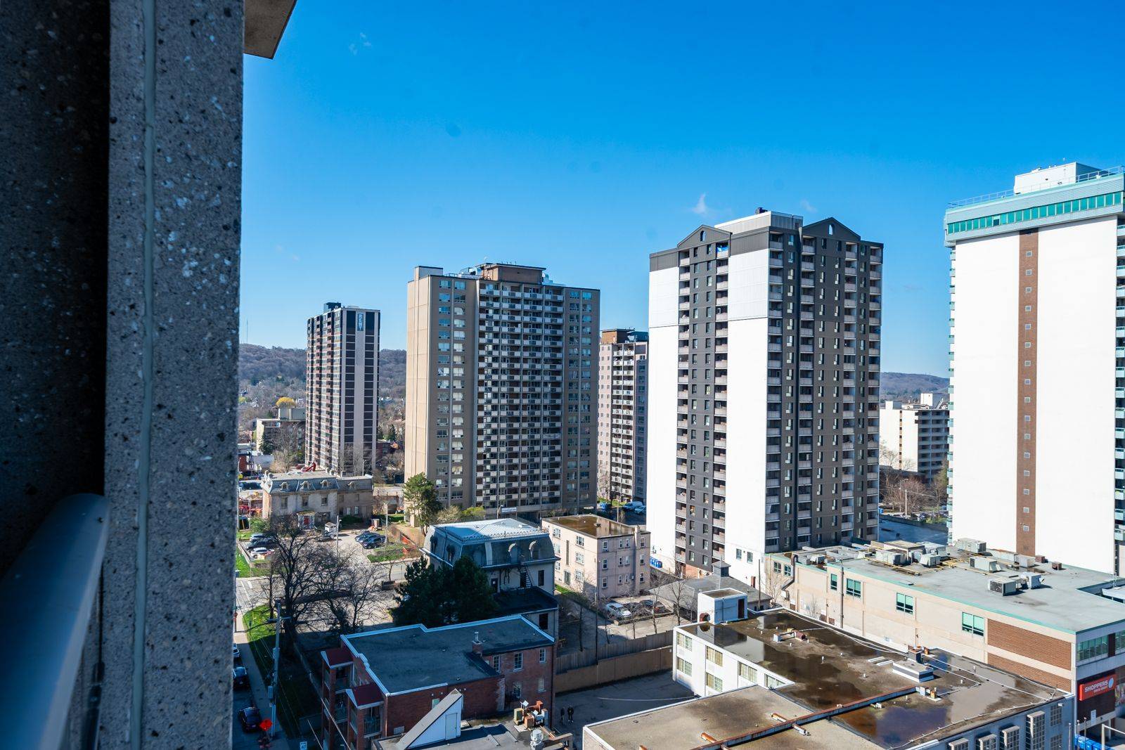 Hamilton, ON L8P 1H8,150 MAIN ST W #PH3