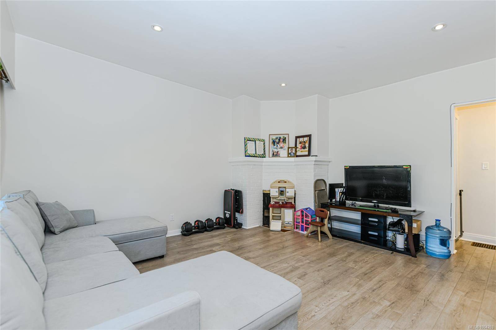 Victoria, BC V8X 1N8,3170 Alder St
