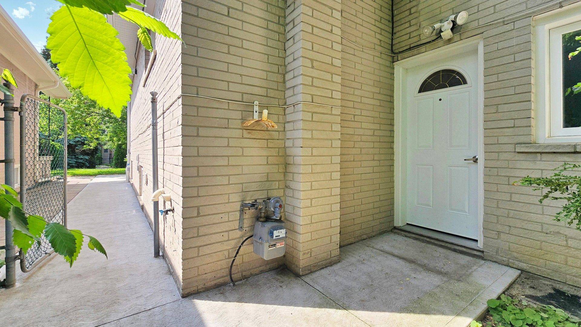 Toronto C07, ON M2R 1C9,52 Farrell AVE #Main&Up