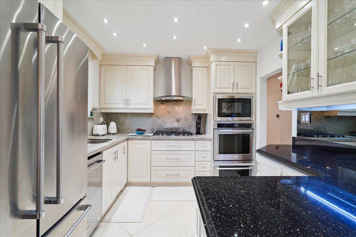 Toronto E08, ON M1E 1J9,16 Fareham CRES