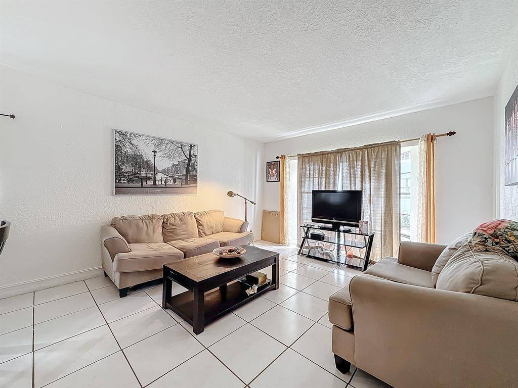 Davie, FL 33328,2768 S University Dr #12B