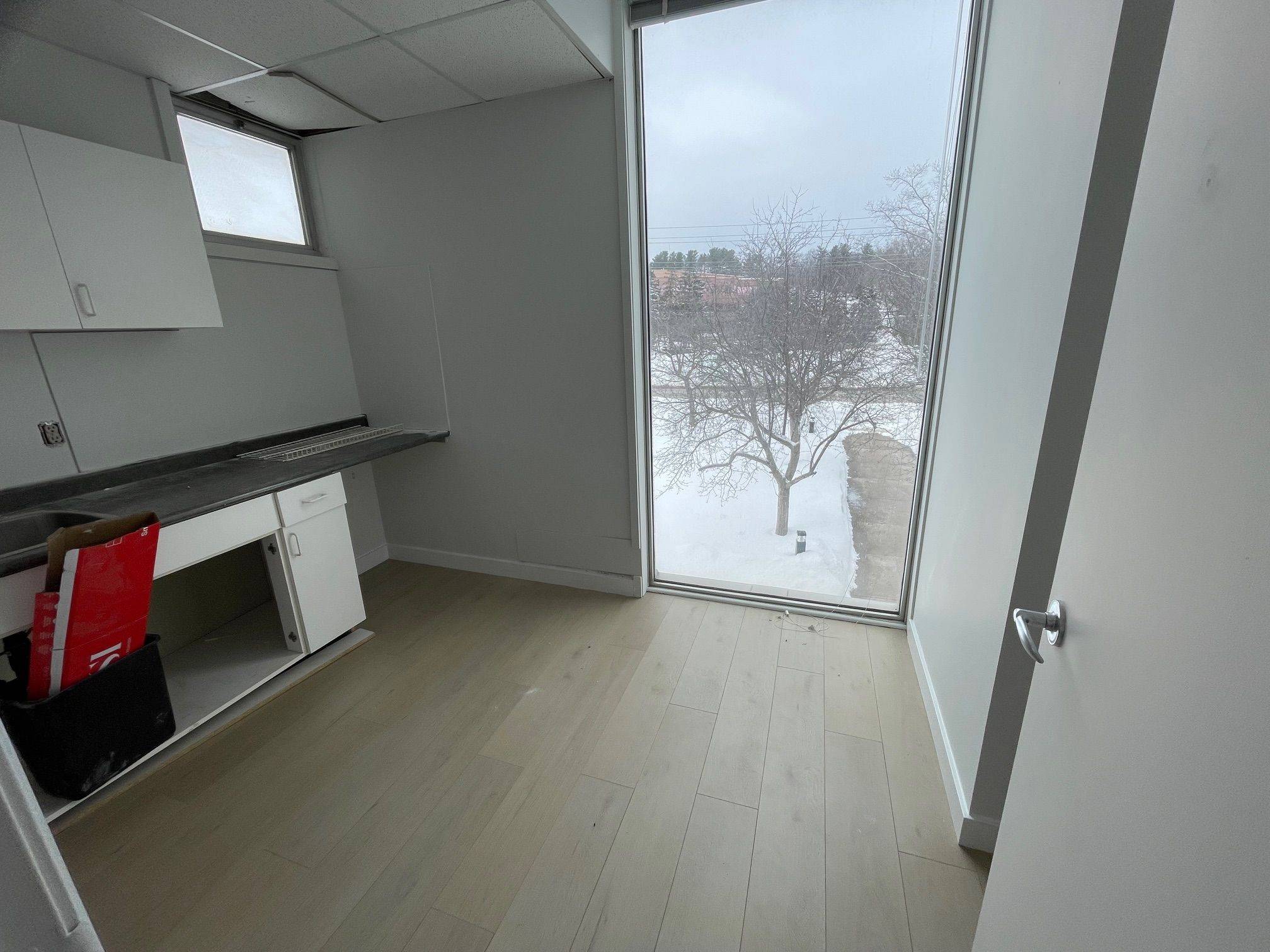 Barrie, ON L4N 1L2,121 Wellington ST W #210
