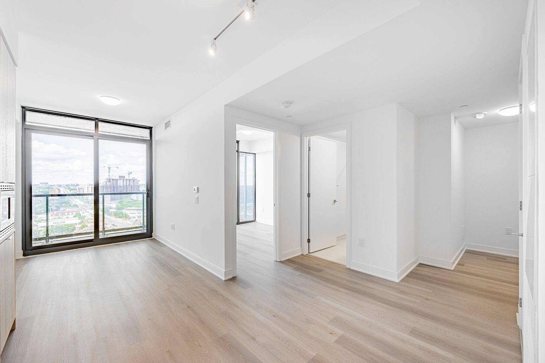 Mississauga, ON L5A 1W4,86 Dundas ST E #1521