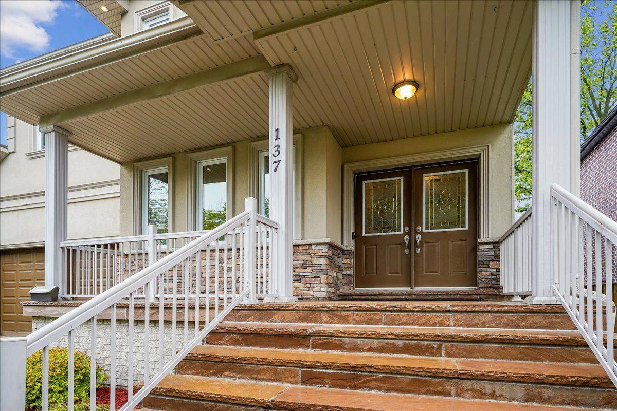 Mississauga, ON L5G 1V8,137 Eaglewood BLVD