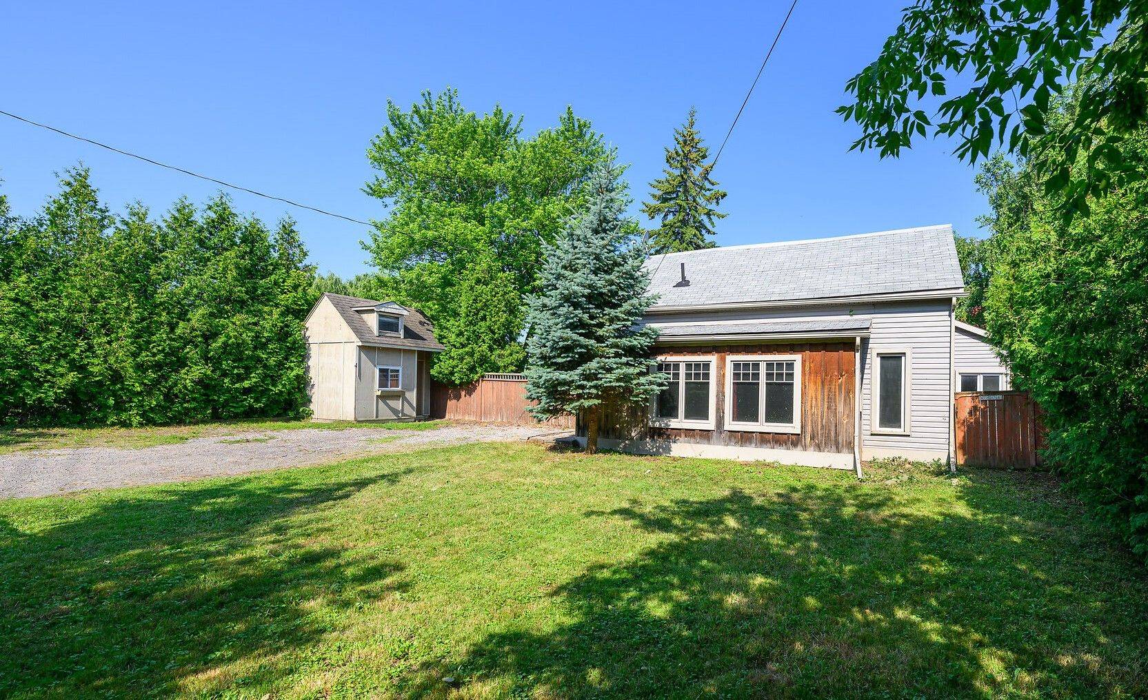 126 Mountain RD, Grimsby, ON L3M 4E7