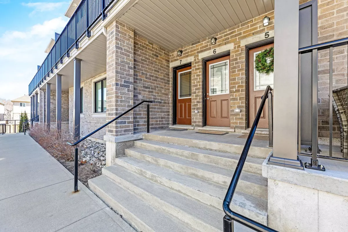 Guelph, ON N1K 0A5,107 Westra DR #7