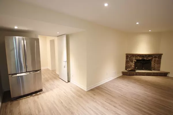 Toronto C12, ON M2L 2H7,33 Carluke CRES #Lower