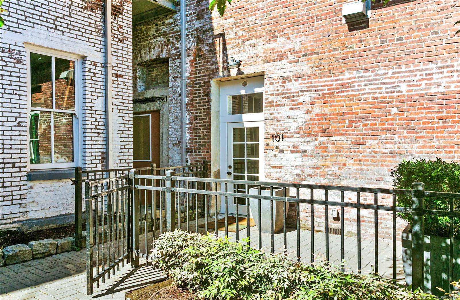 Victoria, BC V8W 1K8,562 Yates St #101
