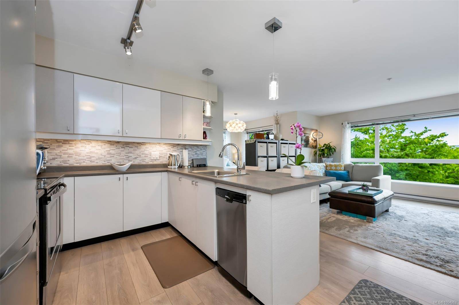 Victoria, BC V9A 7R5,787 TYEE Rd #208