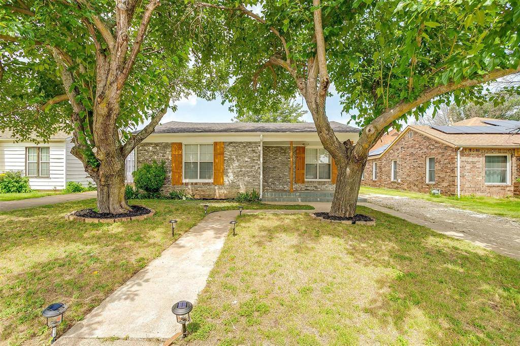 627 Hallvale Drive, White Settlement, TX 76108
