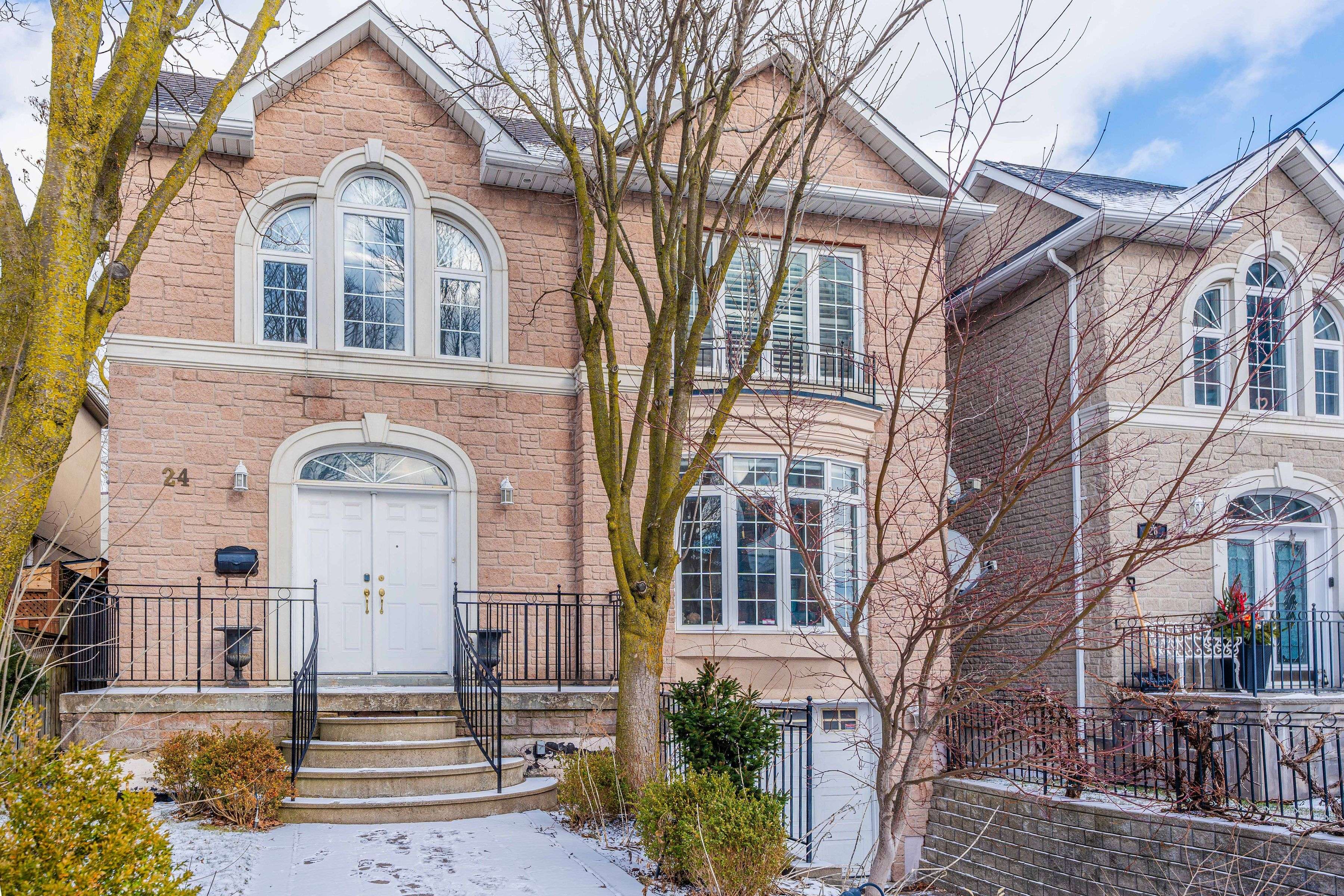 Toronto C11, ON M4G 1X8,24 Malcolm RD