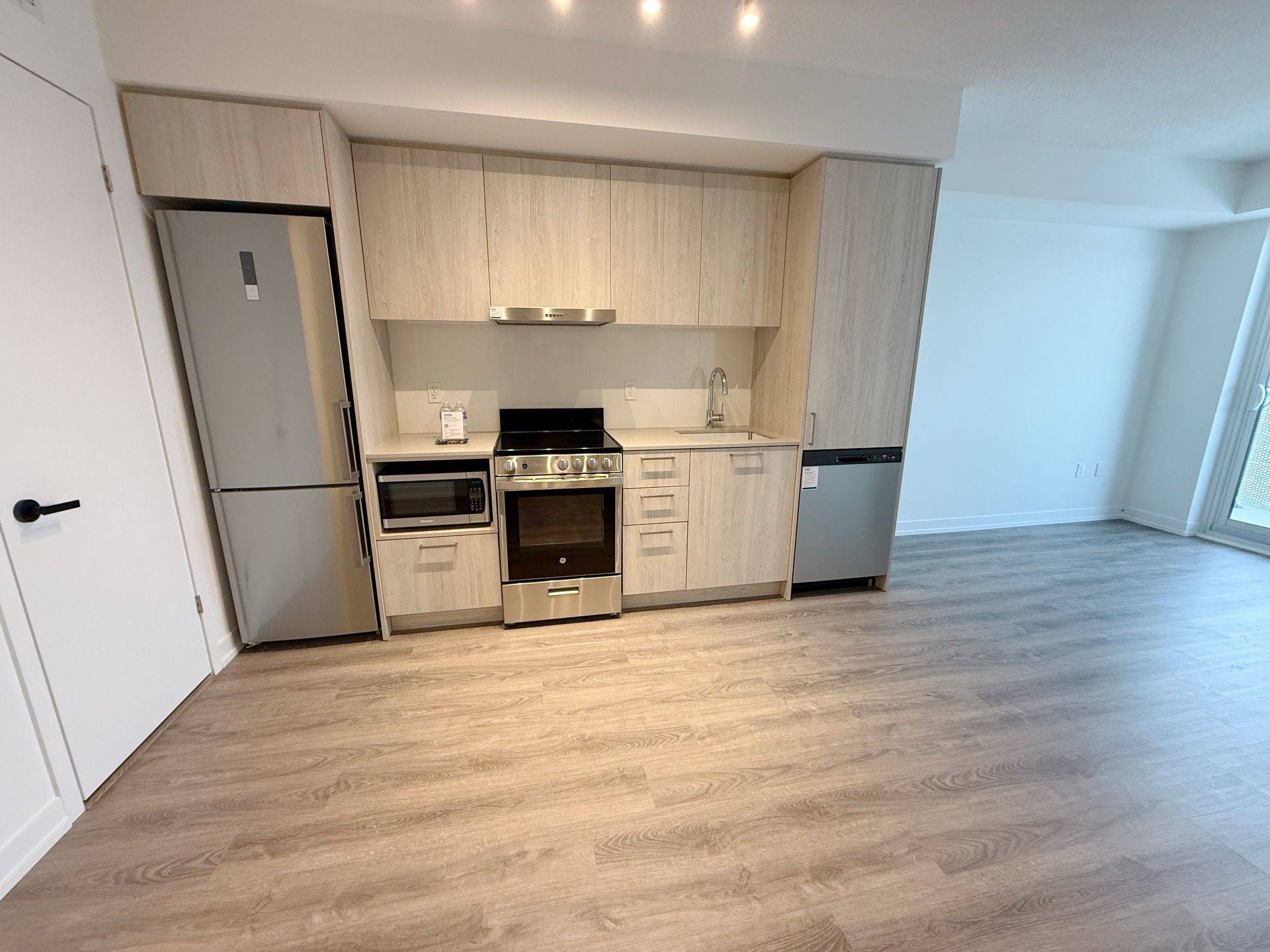 Vaughan, ON L4K 0P9,195 Commerce ST #2610