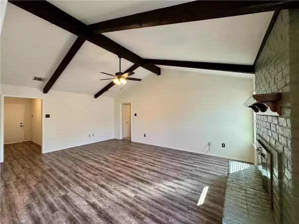 Hewitt, TX 76643,209 Travis Lane