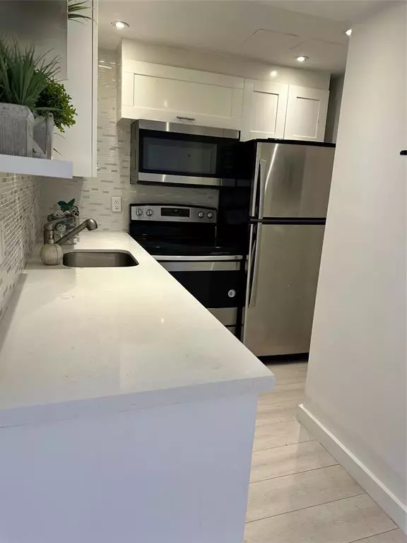 Miami Beach, FL 33139,800 West Ave #637