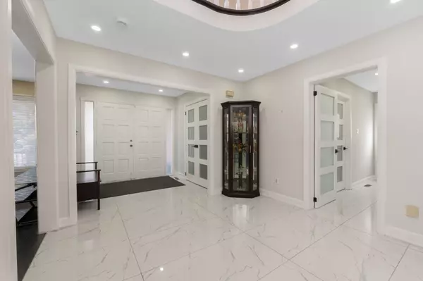 Vaughan, ON L4L 6G5,108 Zinnia PL