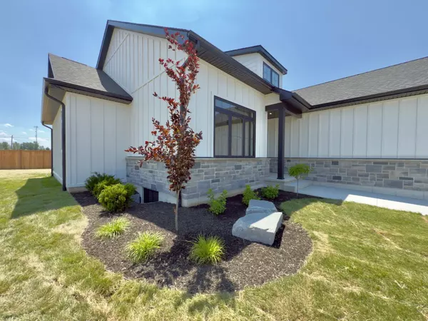 Lambton Shores, ON N0M 1T0,10 LOIS CT