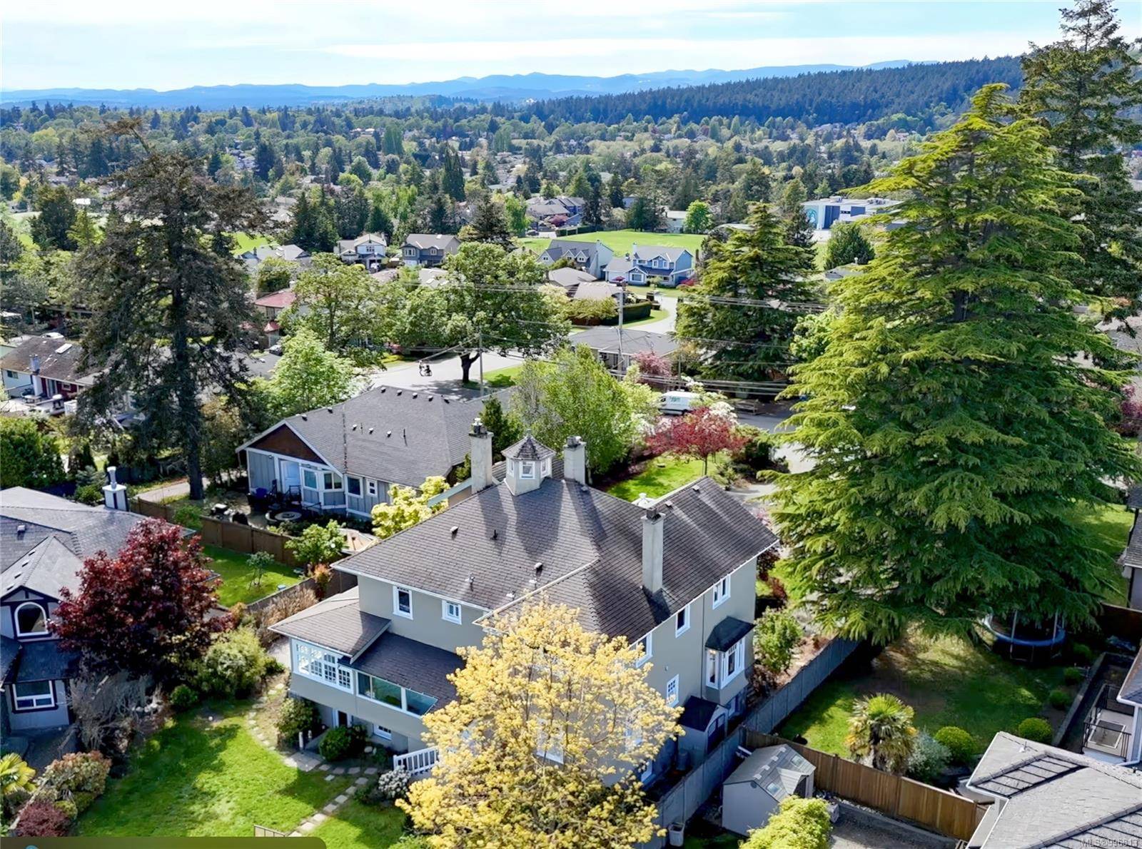 Saanich, BC V8N 3S3,4423 Tyndall Ave